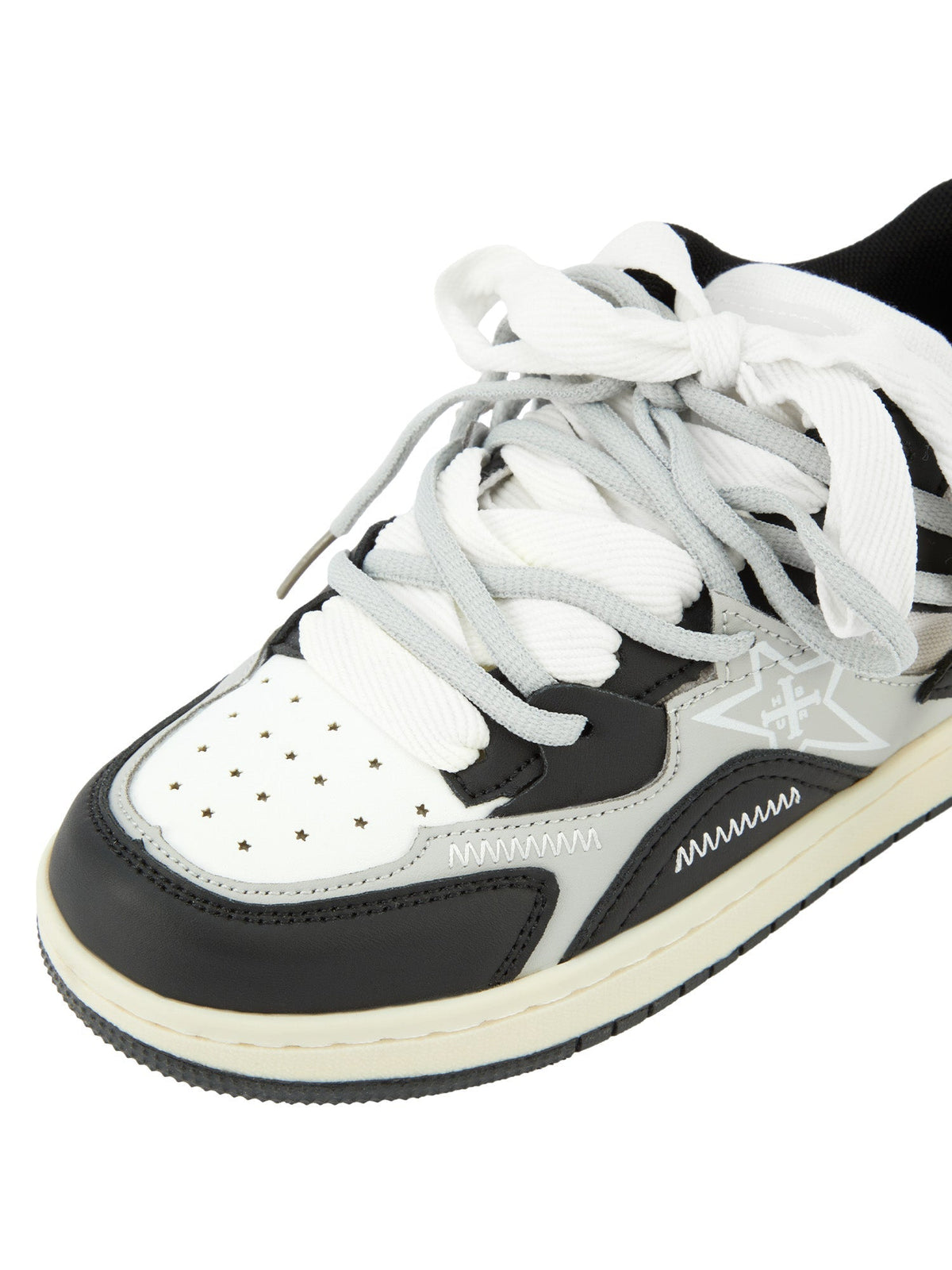 Star Patch Skate Sneakers with Puffy Laces – Black/White, toe close-up | XoKool