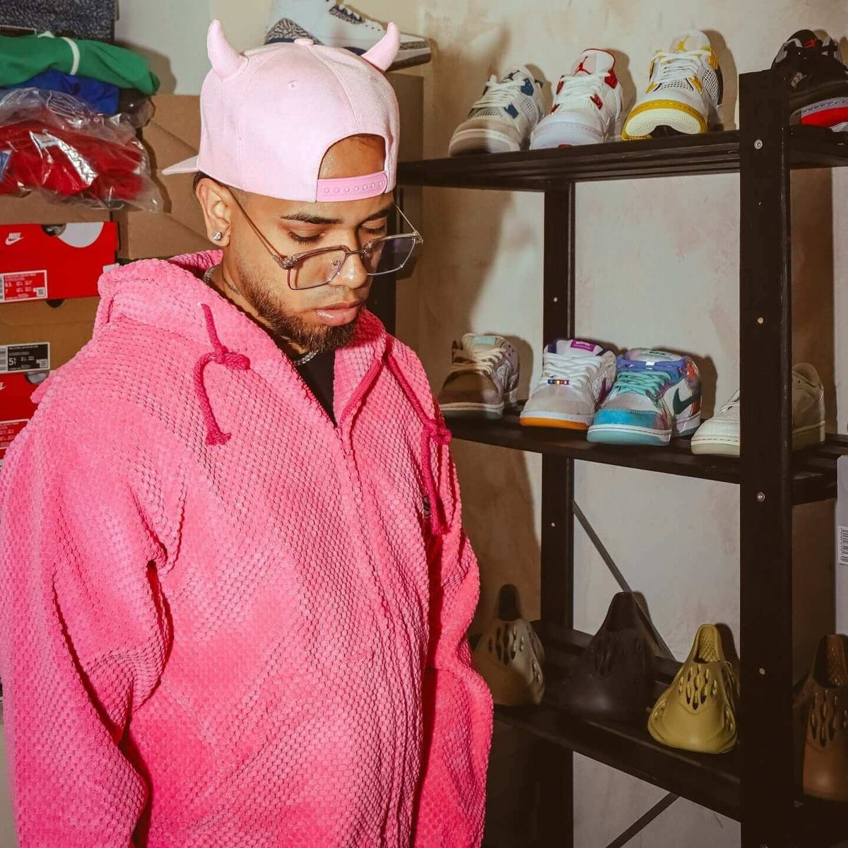 Chaqueta con capucha y cierre con cuernos de diablo – rosa en modelo, foto urbana de cerca | XoKool