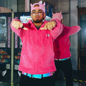 Chaqueta con capucha con cuernos de diablo – rosa en modelo, foto urbana de frente | XoKool