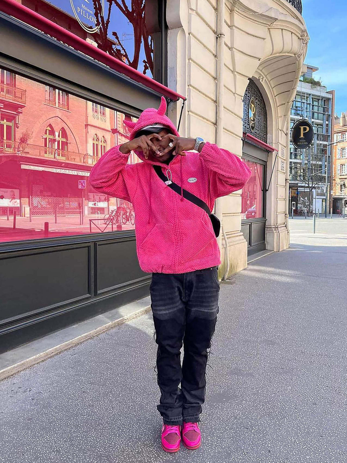 Chaqueta con capucha con cuernos de diablo – rosa en modelo, foto urbana | XoKool