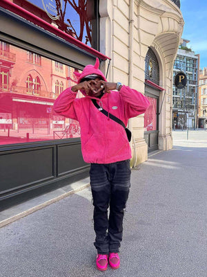 Chaqueta con capucha con cuernos de diablo – rosa en modelo, foto urbana | XoKool
