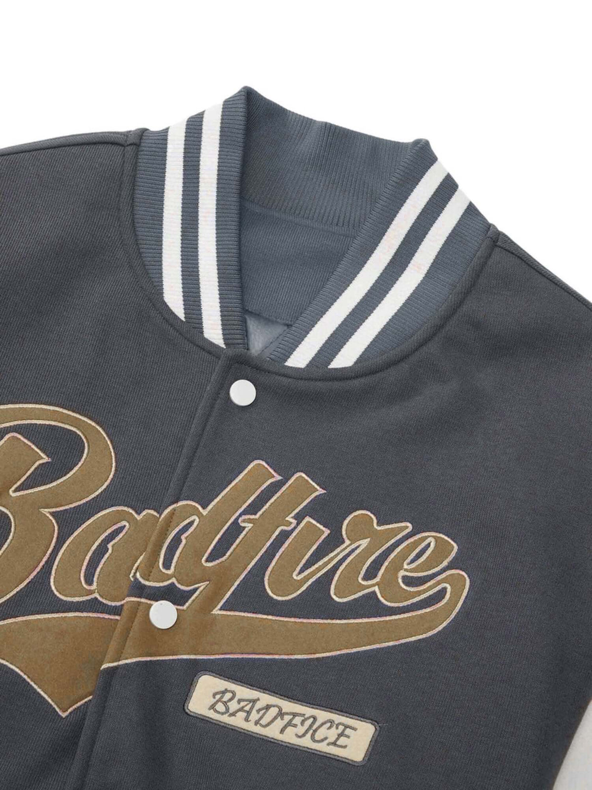 Graue Varsity Jacke mit Schriftzug-Stickerei – Kragen und Brust-Stickerei im Detail | XoKool