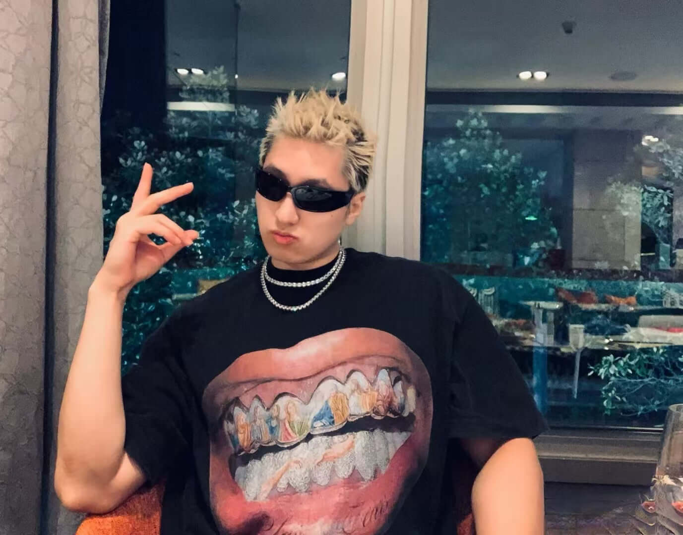 Full Diamond Tooth Graphic Streetwear T-Shirt – Premium Urban Edge Refine your streetwear collection with the Full Diamond Tooth Graphic Streetwear T-Shirt. Meticulously crafted from premium breathable cotton, this oversized tee delivers a seamless blend