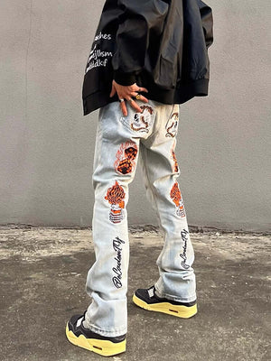 Totenkopf Flared Jeans – Hellblau, am Model, hinten seitlich | XoKool
