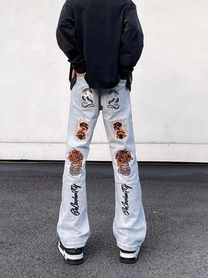 Totenkopf Flared Jeans – Hellblau, am Model, von hinten | XoKool