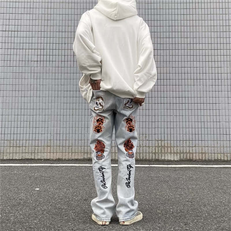 Totenkopf Flared Jeans – Hellblau, am Model, von hinten | XoKool