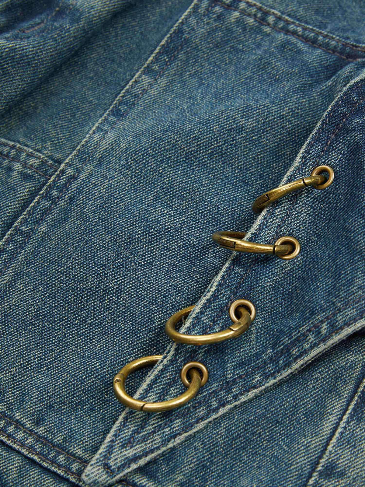 Wide Leg Cargo Jeans mit Metallring-Details – Nahaufnahme Ring-Detail | XoKool