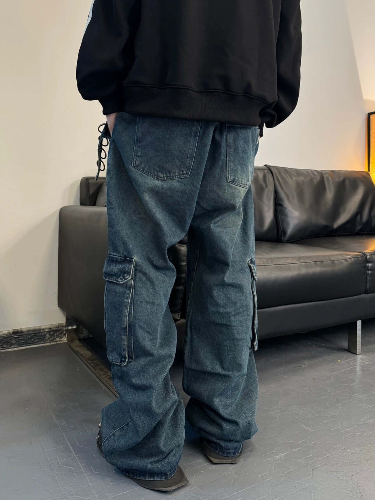 Blaue Cargo Jeans – am Model, von hinten | XoKool