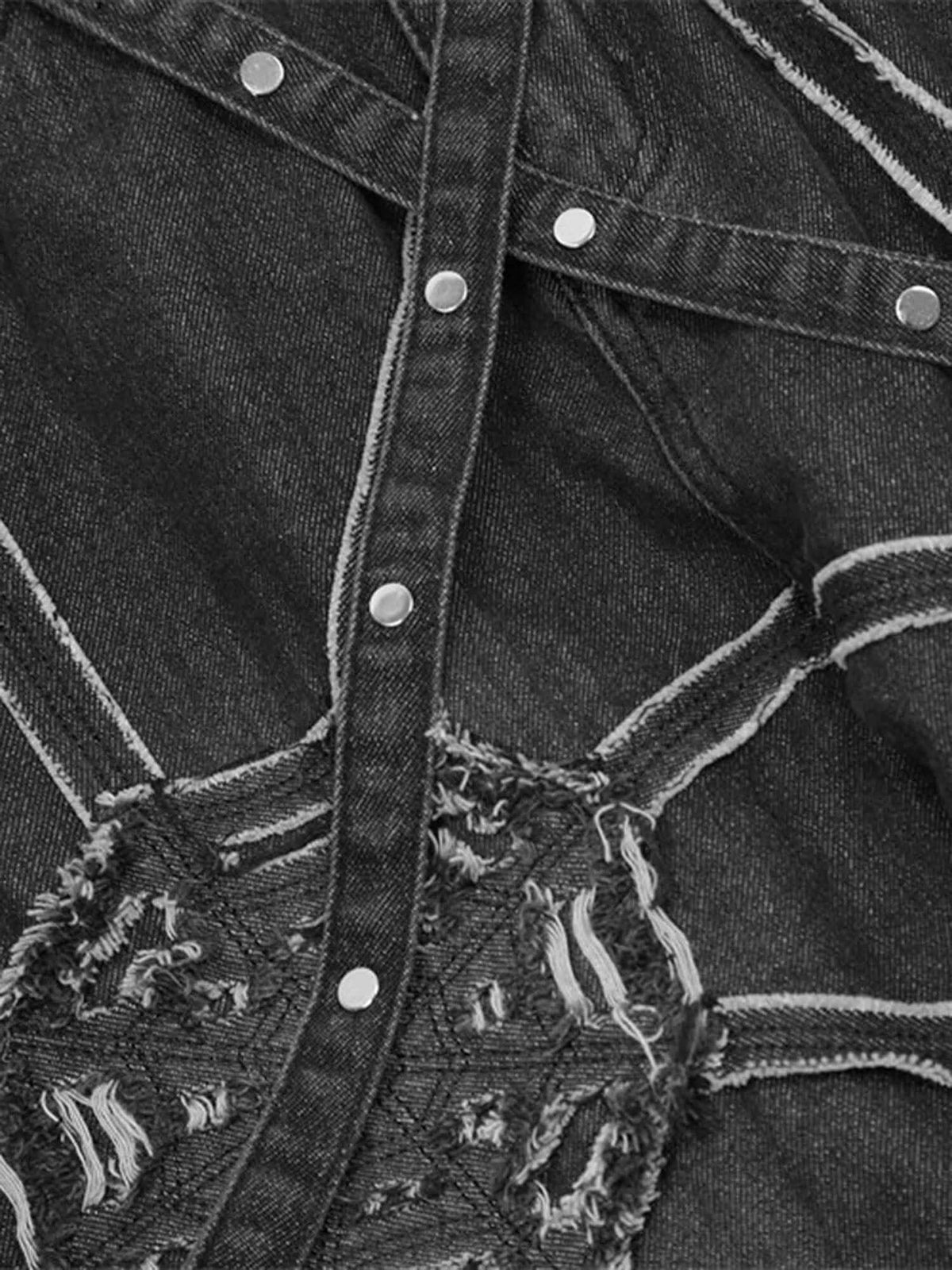 Schwarze Cargo Jeans mit Spinnennetz – Riemen und Druckknöpfe im Detail | XoKool