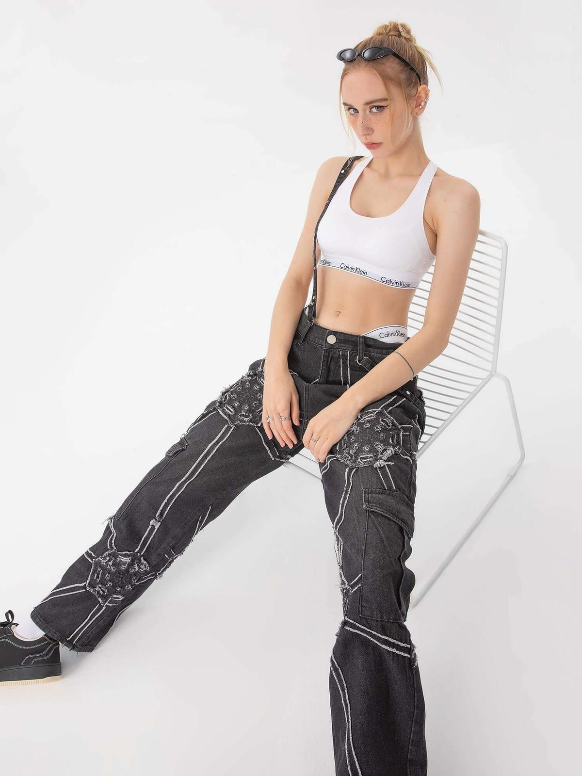 Cargo Jeans mit Spinnennetz – am Model, sitzend | XoKool