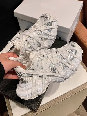 Zapatos dad chunky – blanco sobre la caja, en la mano | XoKool