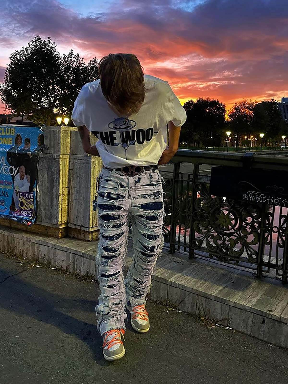 Jeans deshilachados con efecto bleach – foto urbana, de frente | XoKool