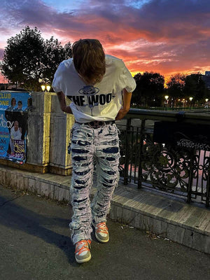 Jeans deshilachados con efecto bleach – foto urbana, de frente | XoKool
