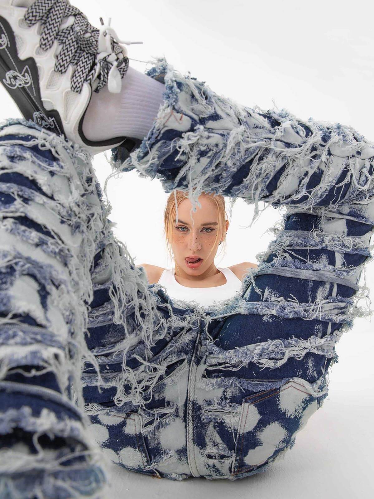 Jeans deshilachados con efecto bleach – foto lifestyle, modelo mujer | XoKool