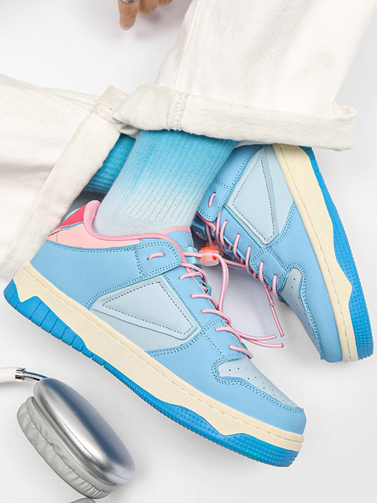 Bunte Skate Sneakers – am Fuß, Hellblau | XoKool