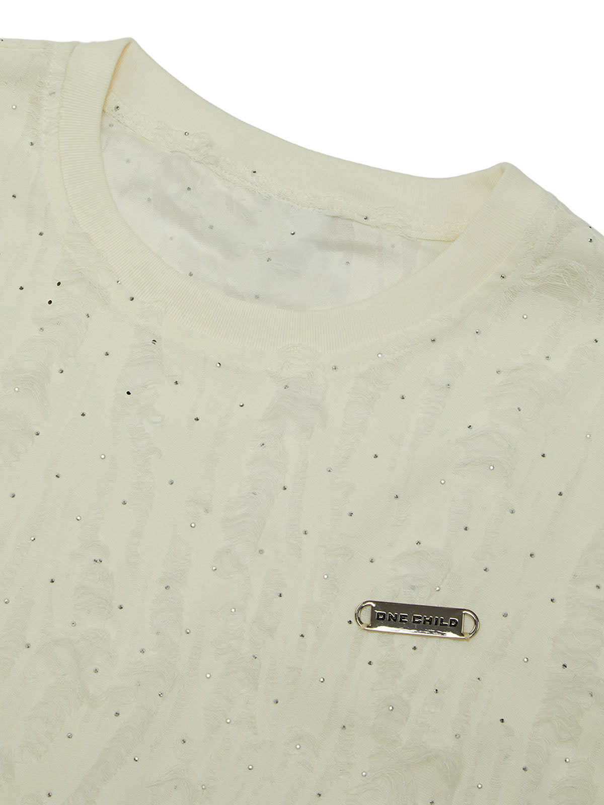 Cremefarbenes Jacquard Tanktop mit Strass – Ausschnitt und Metall-Badge Detailansicht | XoKool