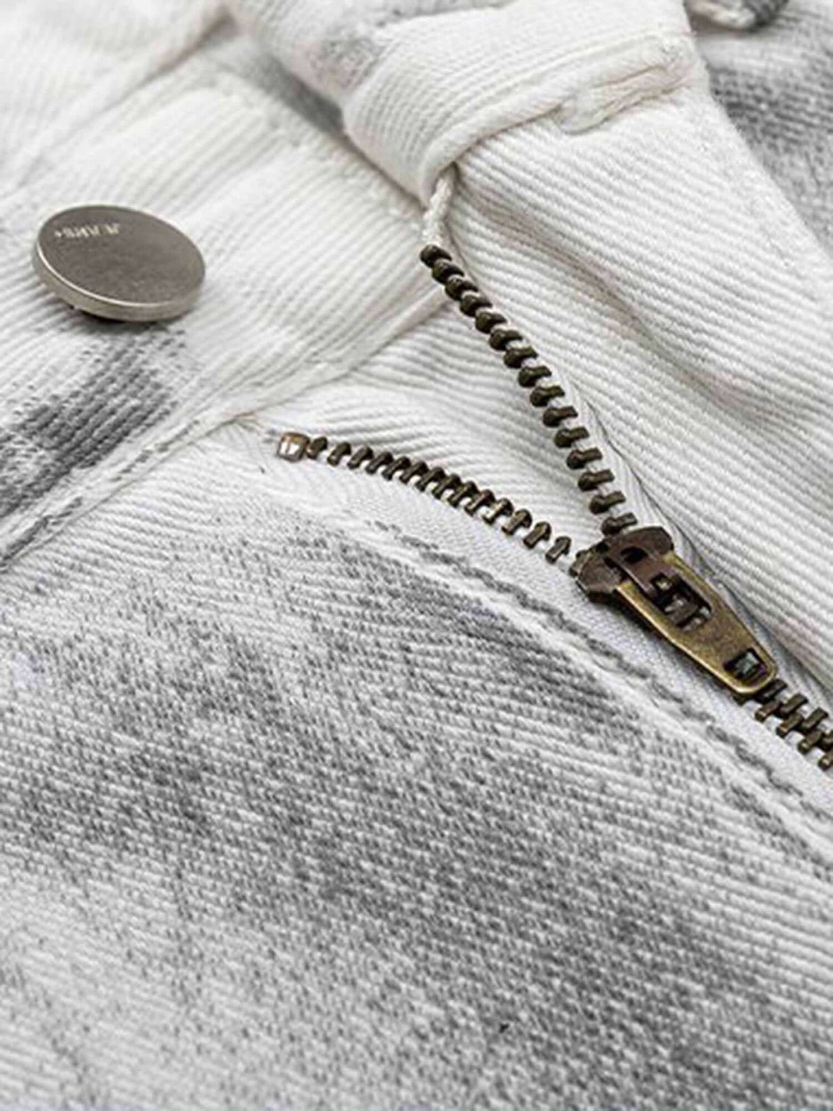 Jeans baggy blancos con manchas grises efecto lavado – detalle de la bragueta con cremallera | XoKool