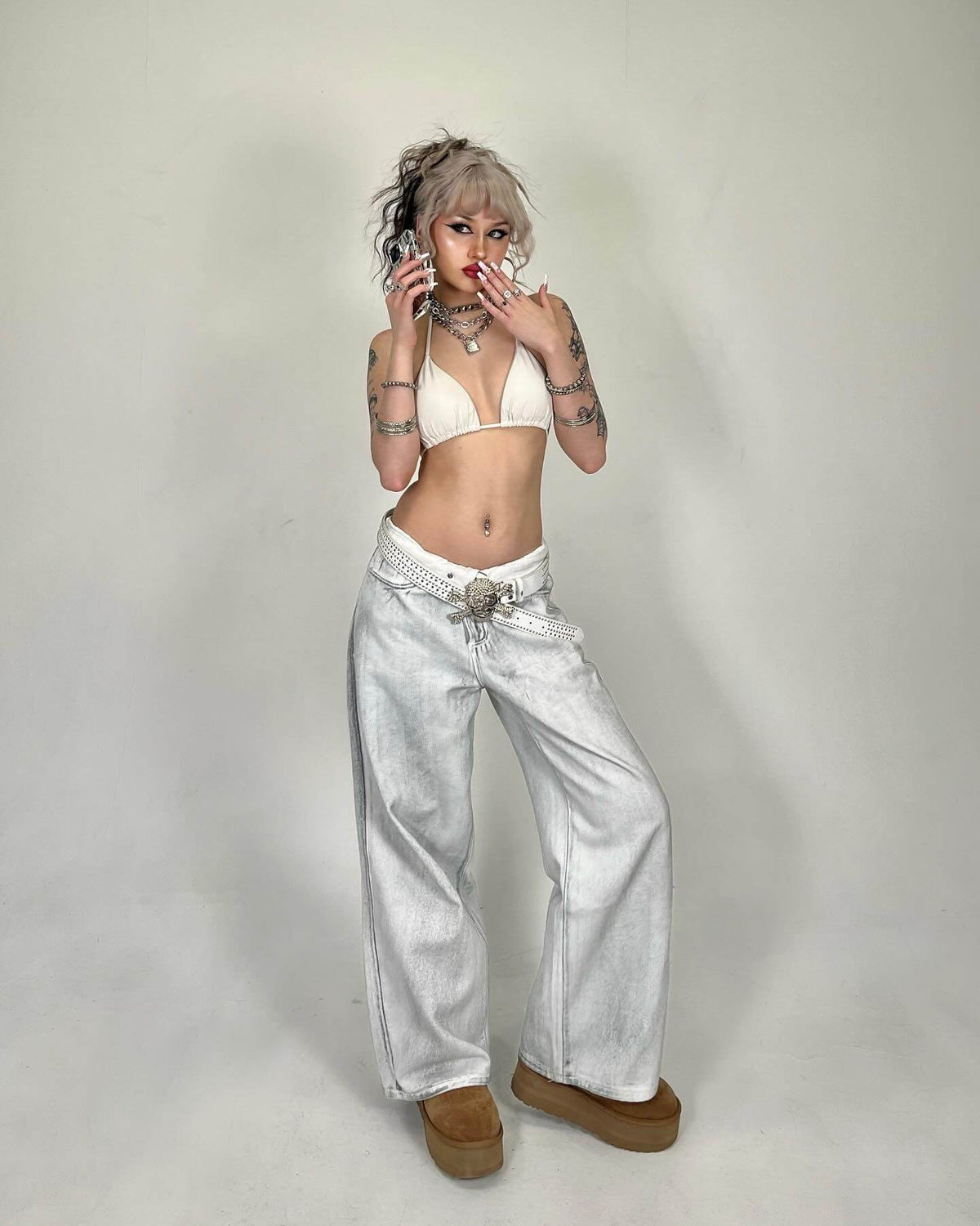 Jeans baggy blancos – foto urbana, modelo mujer | XoKool
