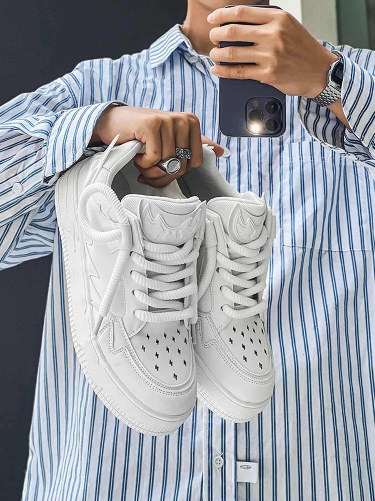 Skate Schuhe mit Blitz – Weiß in der Hand gehalten | XoKool