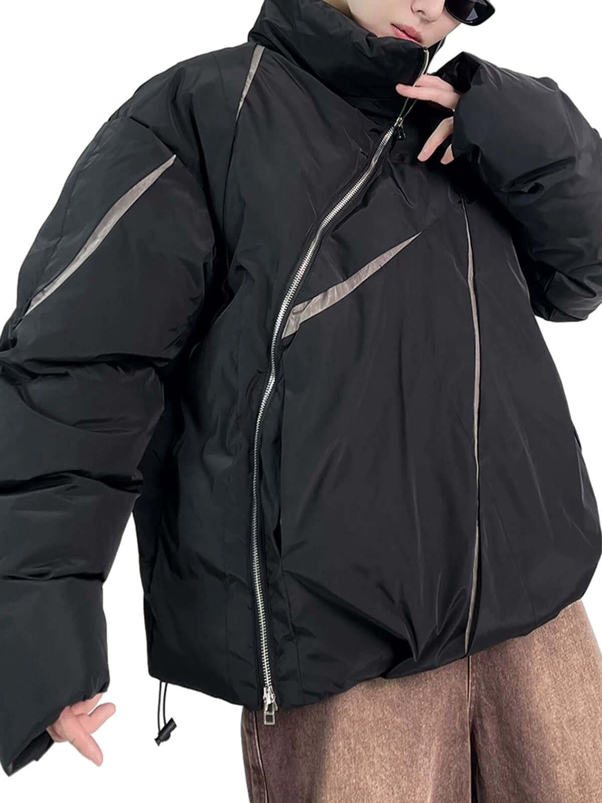 Chaqueta puffer corta negra con cuello alto – en modelo, vista cercana | XoKool