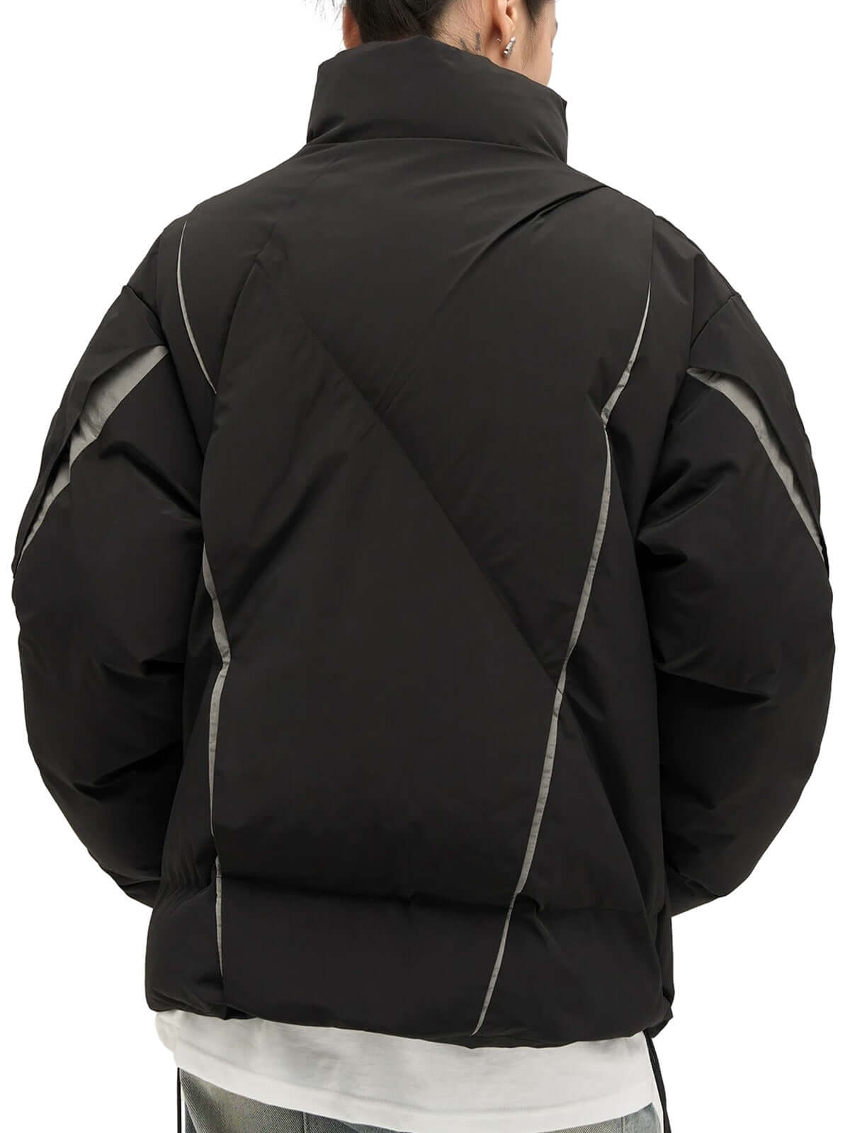 Chaqueta puffer corta negra – en modelo, vista trasera | XoKool