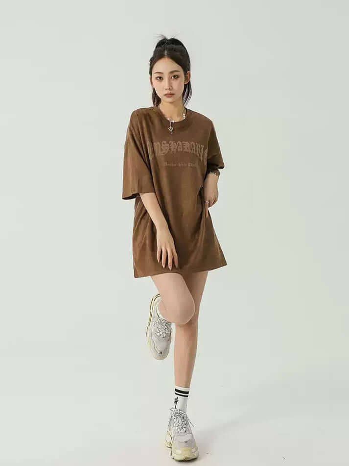 Oversized Streetwear T-Shirt with Dragon Skeleton Print – Black or Brown Upgrade your street style with this oversized streetwear t-shirt, crafted from premium breathable cotton. Featuring a bold yet minimalistic dragon skeleton graphic on the chest, this