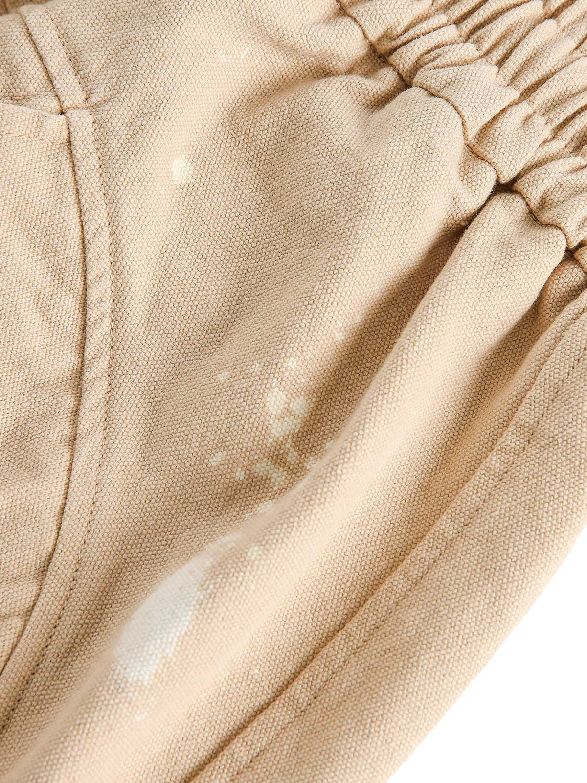Shorts cargo beige con estampado de glifos y cordón – detalle de la tela y las salpicaduras | XoKool