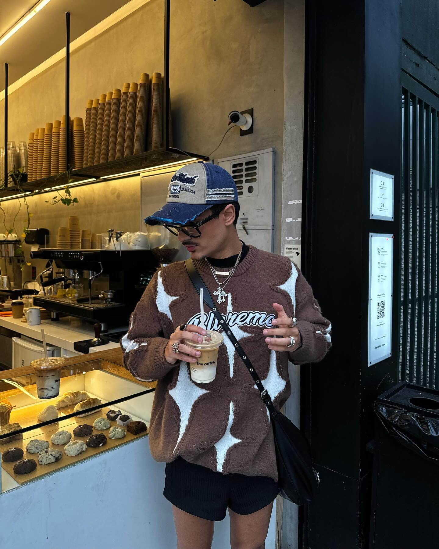 Top off your casual outfits with the Retro Letter Denim Cap — combining classic denim durability with a vintage streetwear edge. Featuring a distressed finish, a stylish embroidered patch, and a pre-curved brim for sun protection, this cap is designed for