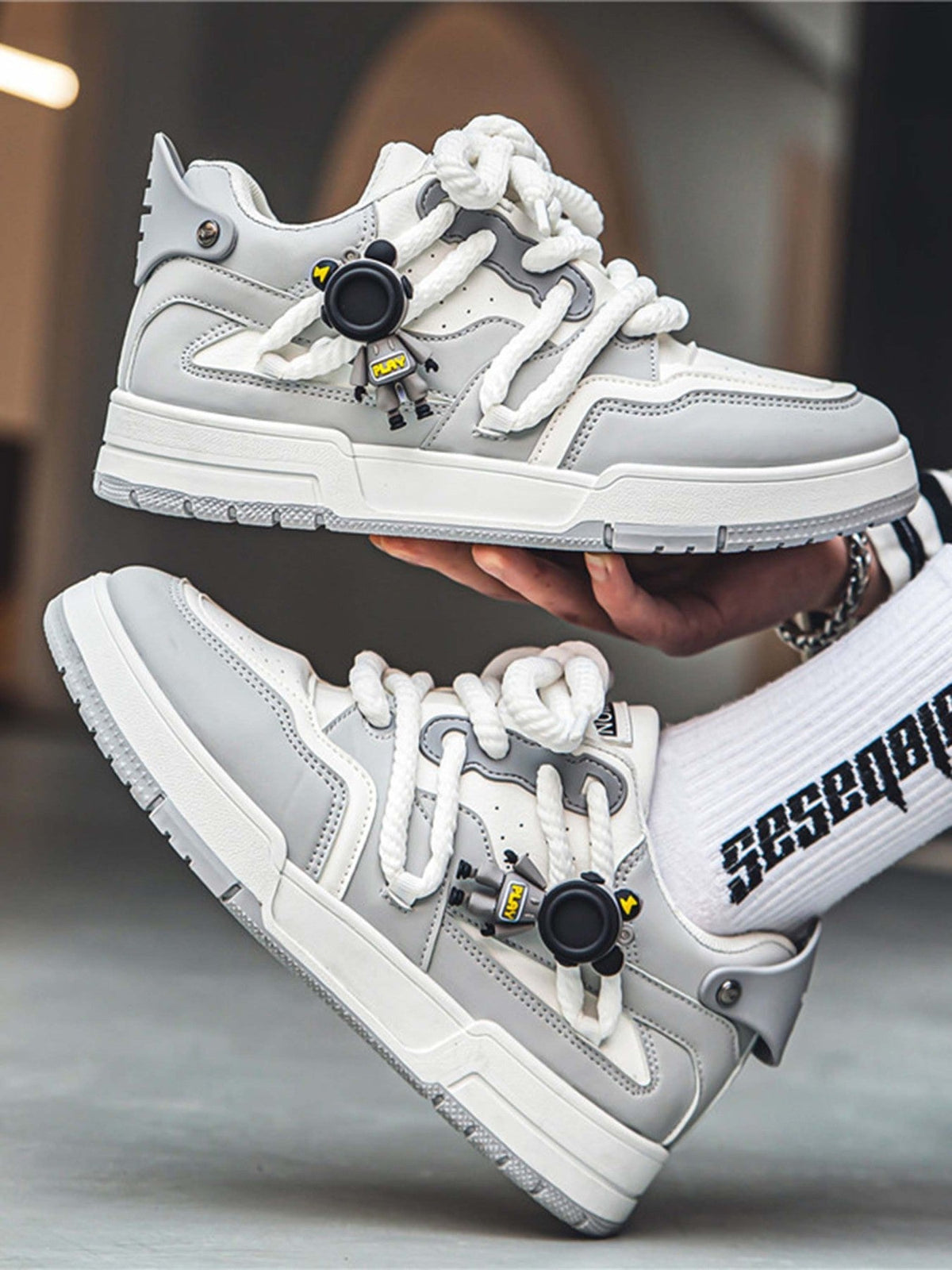 Zapatillas skate con cordones de cuerda – par sostenido en la mano, gris | XoKool