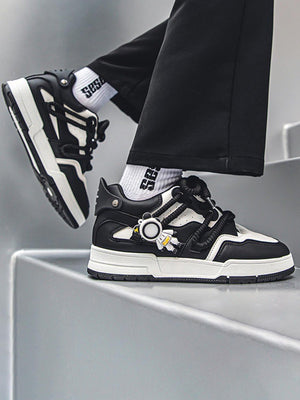Zapatillas skate con cordones de cuerda y charm de figura – en modelo, negras | XoKool