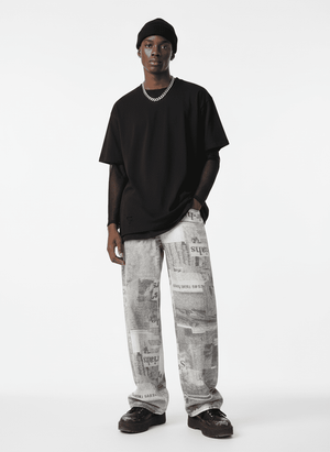 Baggy Jeans mit Zeitungsprint – am Model (Mann), Vorderansicht komplett | XoKool