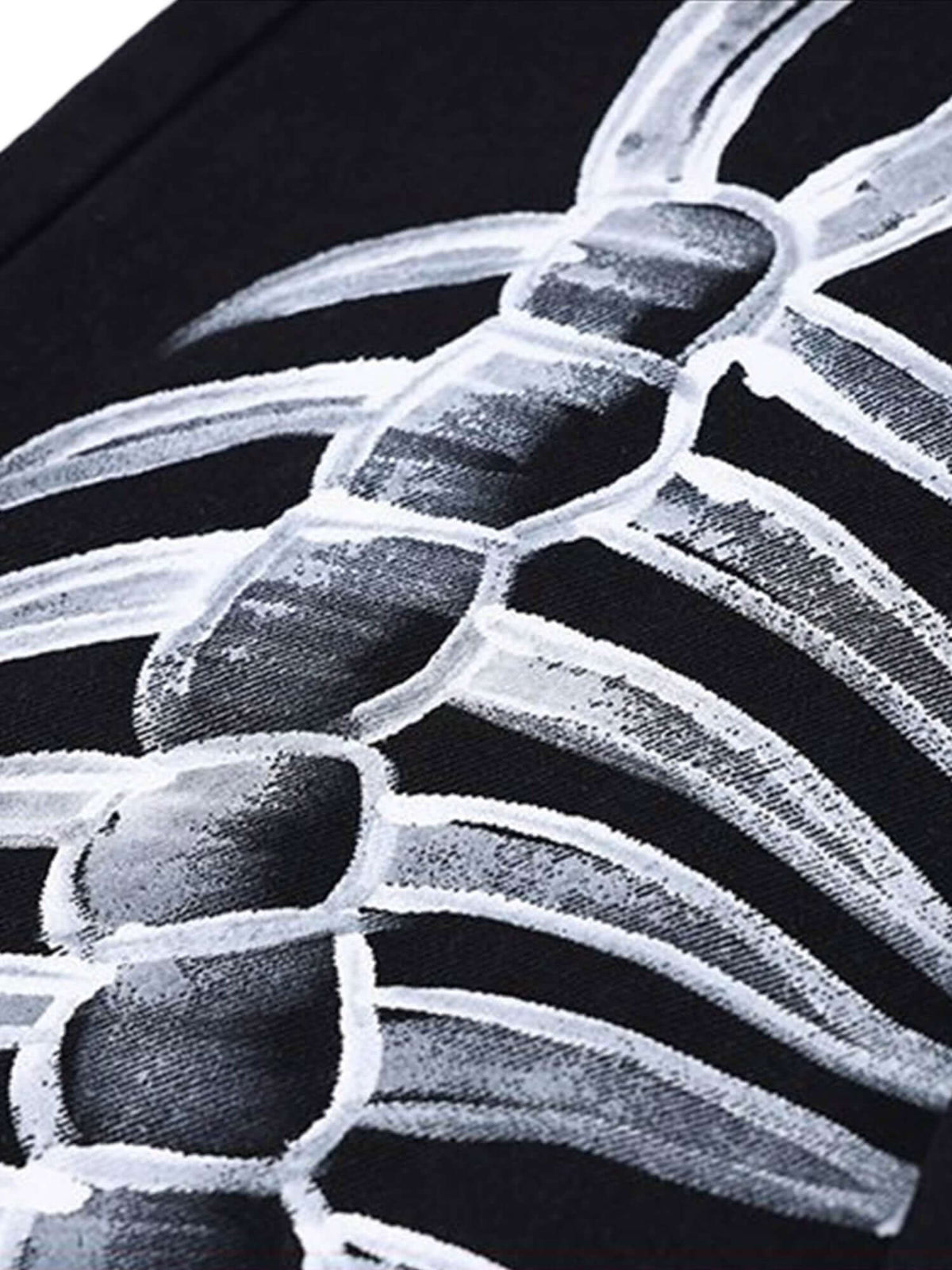 Jeans mit Totenkopf-Print – Tausendfüßler-Print im Detail | XoKool