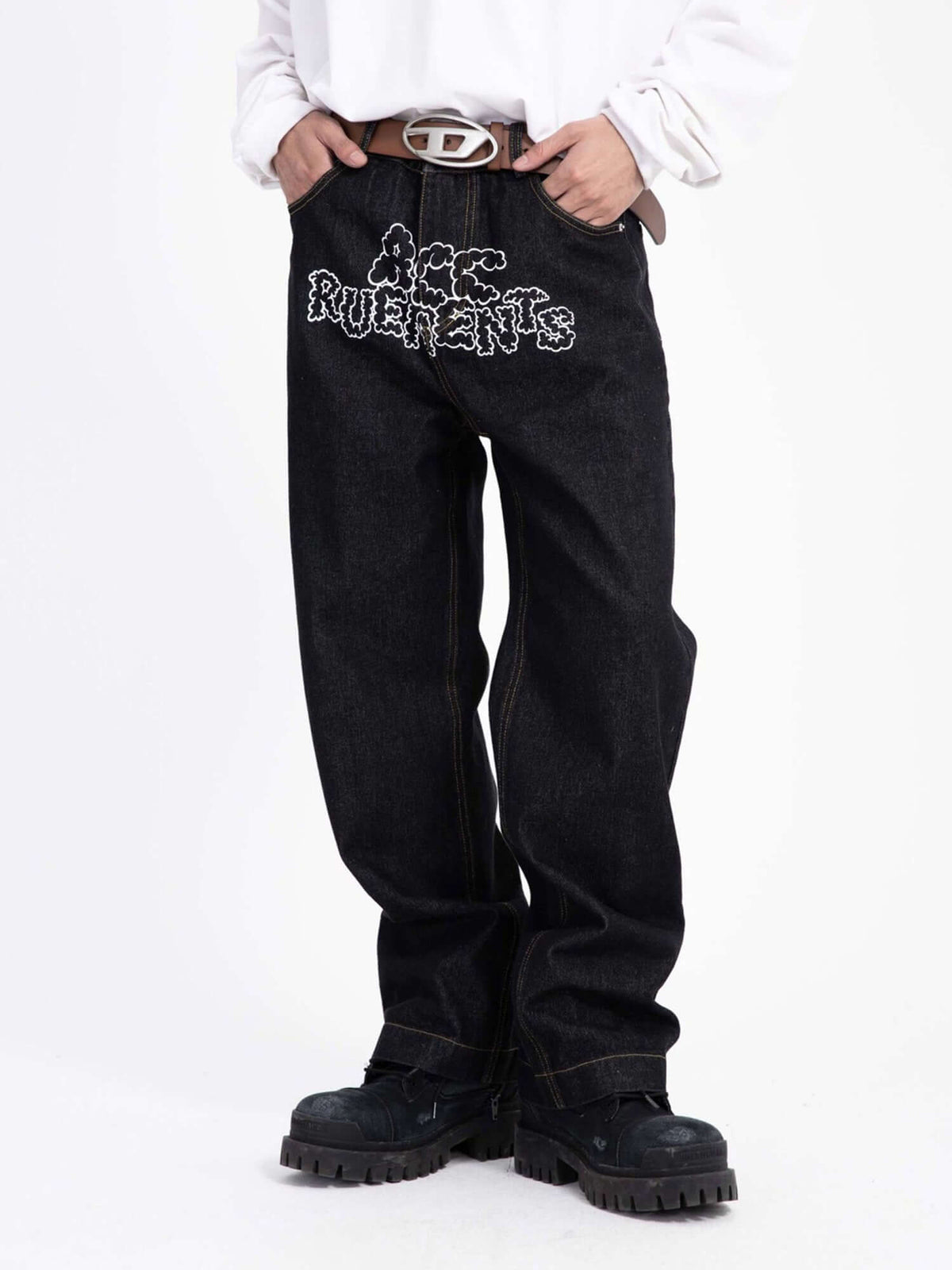 Jeans mit Stern-Print – am Model, von vorn | XoKool