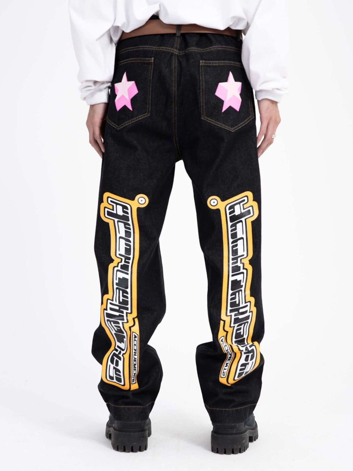 Jeans mit Stern-Print – am Model, von hinten | XoKool