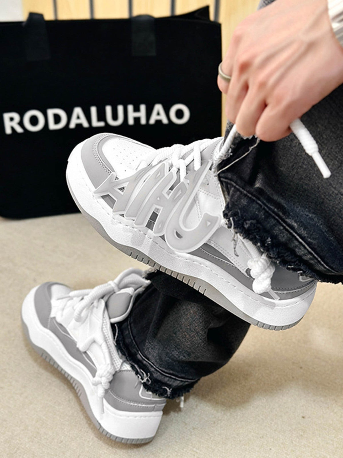 Glow Graffiti Sneakers – am Model beim Schnüren | XoKool