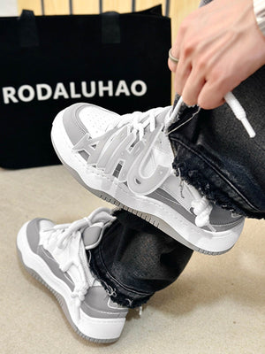 Glow Graffiti Sneakers – am Model beim Schnüren | XoKool
