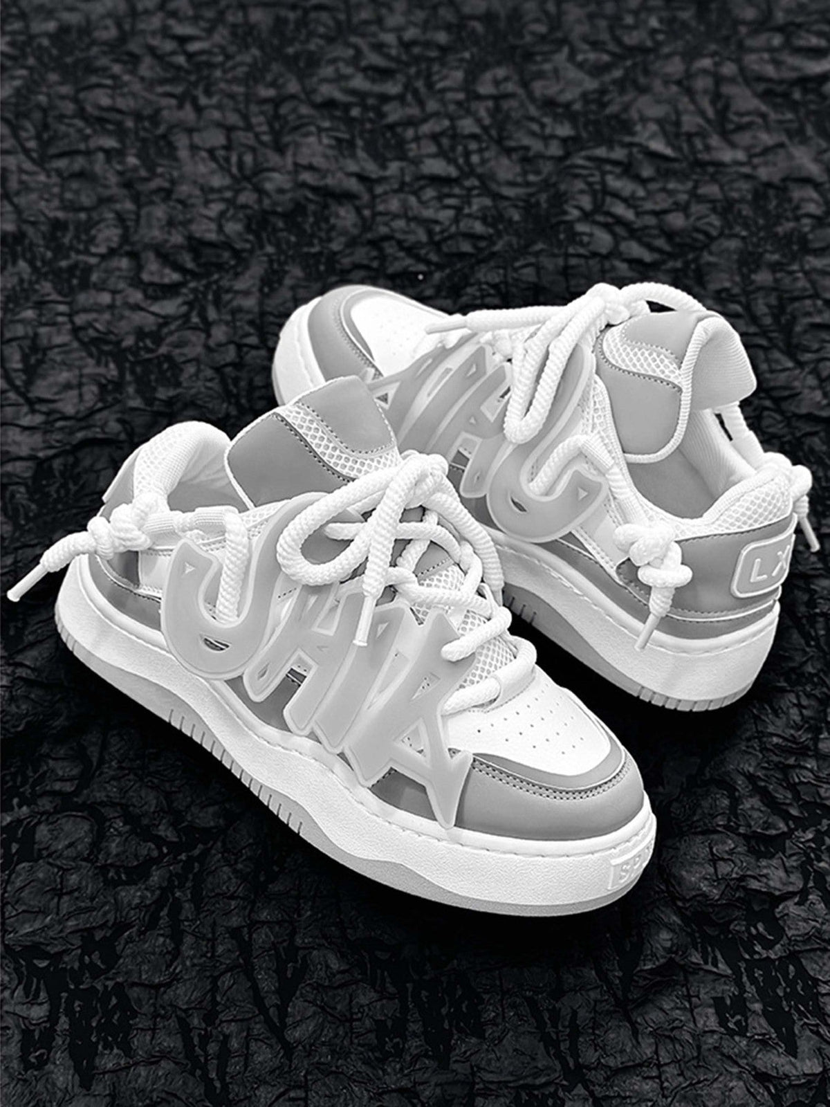 Glow Graffiti Sneakers – graues Paar im Lifestyle-Look | XoKool