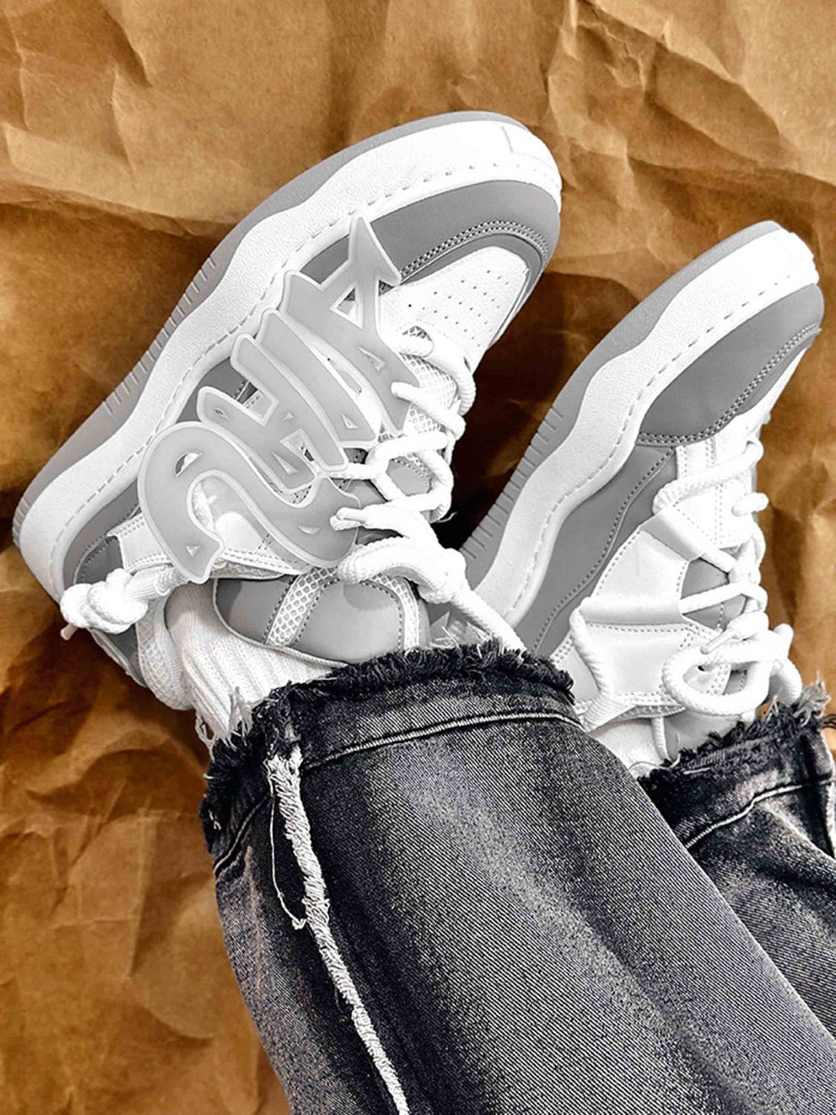 Im Dunkeln leuchtende Graffiti Skate Sneakers – am Model, grau | XoKool