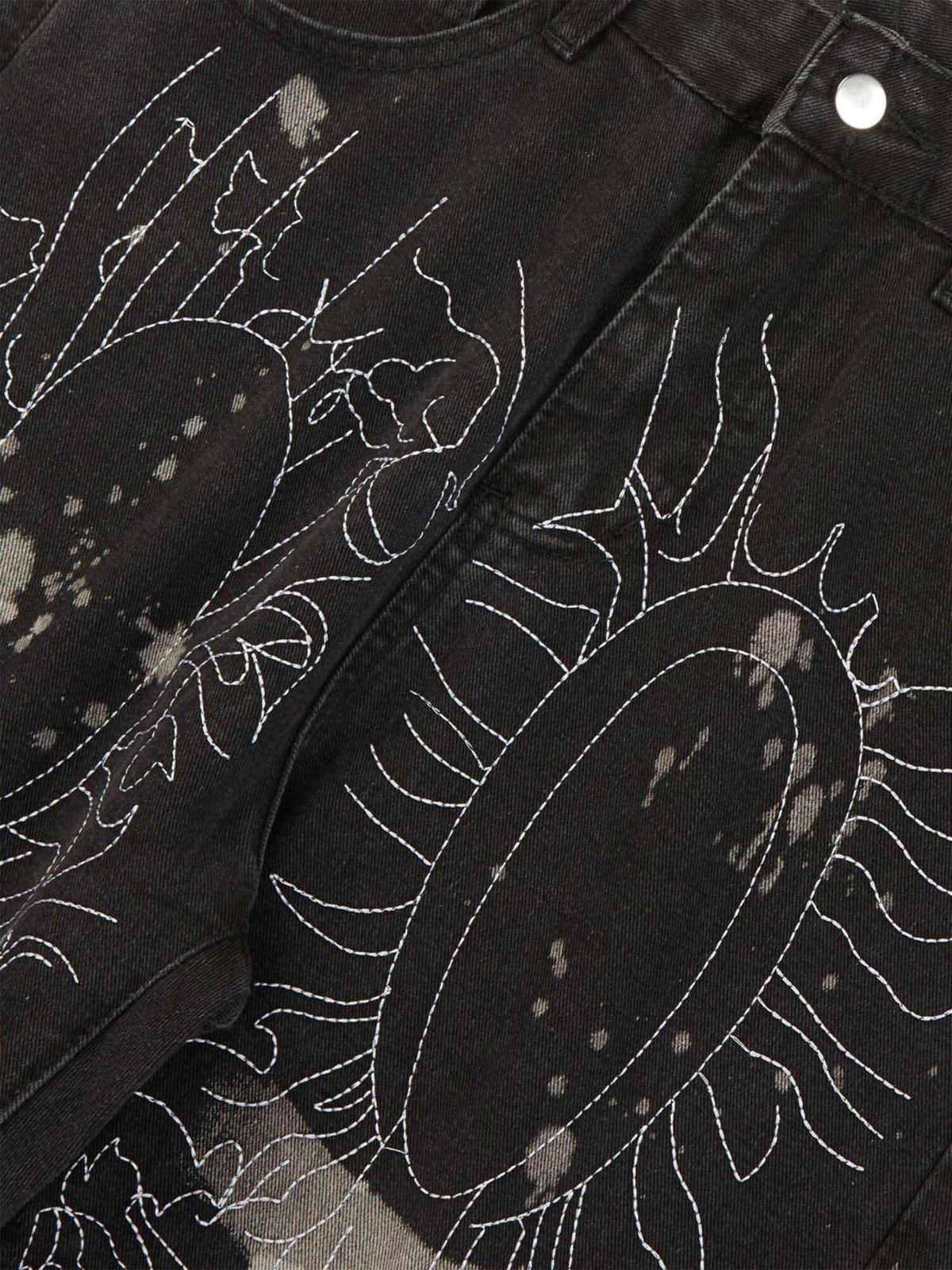 Schwarze Straight Leg Jeans mit weißer Stitch-Art – Nahaufnahme Nähte | XoKool