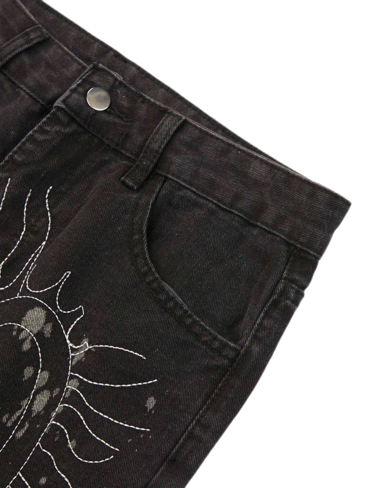 Schwarze Straight Leg Jeans mit weißer Stitch-Art – Nahaufnahme Bund | XoKool