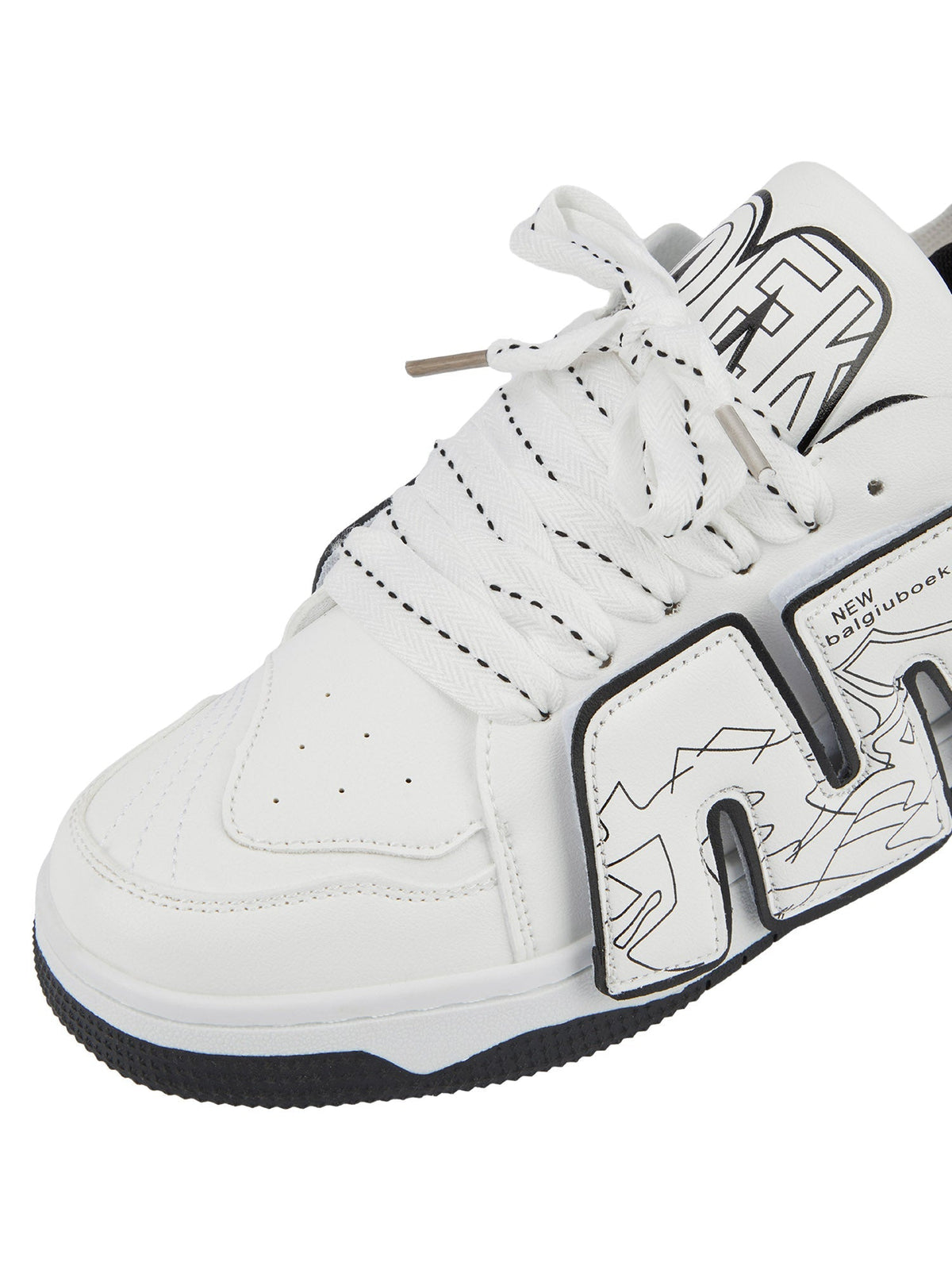 Skate Sneakers mit Buchstaben – Weiß, Nahaufnahme der Spitze | XoKool