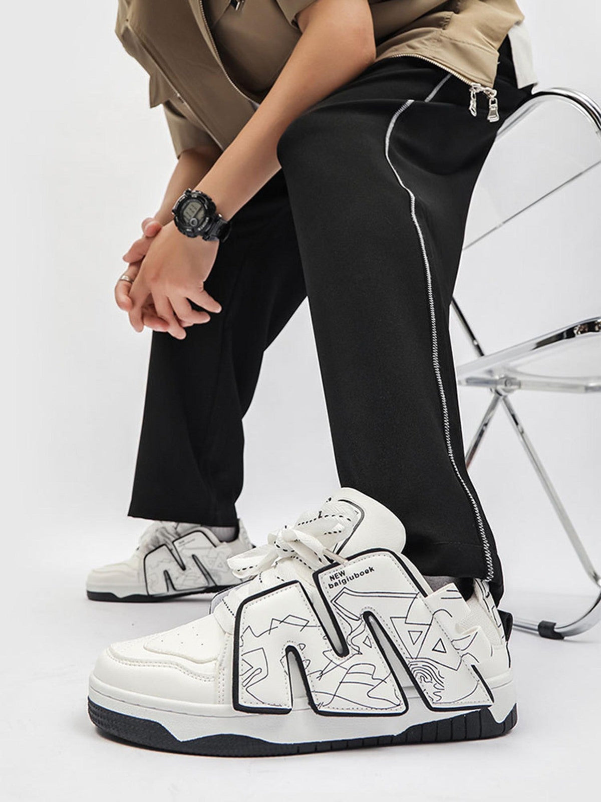 Skate Sneakers mit Buchstaben – am Model, weiß | XoKool