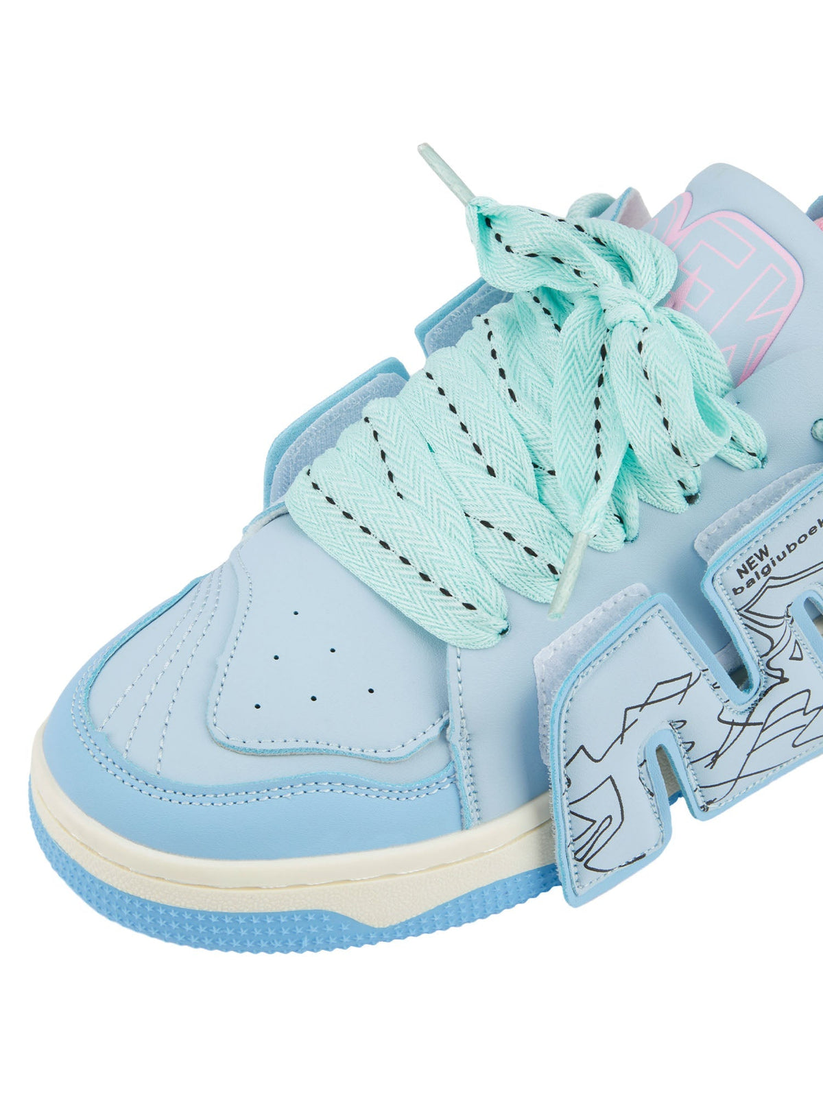 Skate Sneakers mit Buchstaben – Himmelblau, Nahaufnahme der Spitze | XoKool