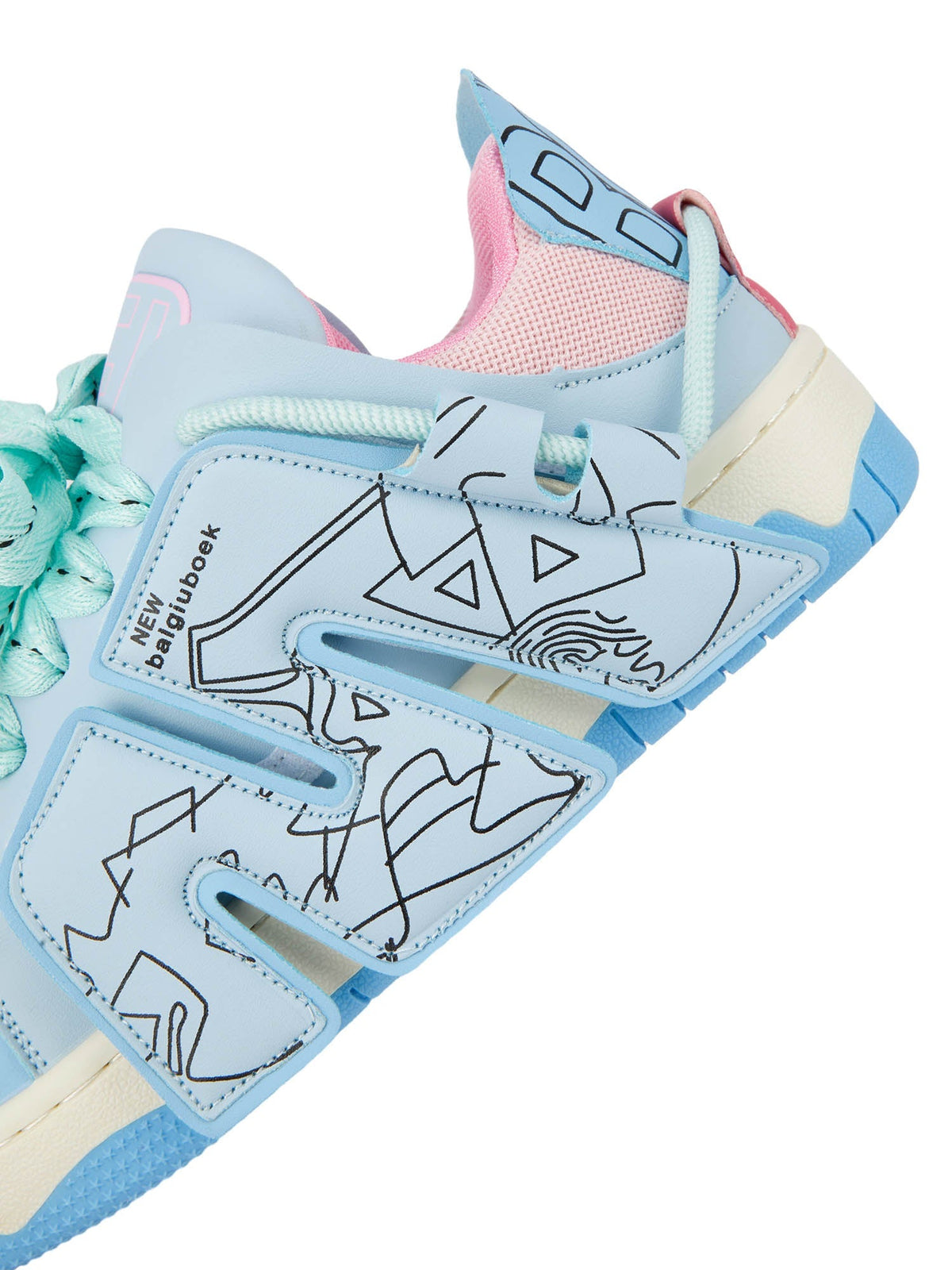 Skate Sneakers mit Buchstaben – Himmelblau, Nahaufnahme der Seite | XoKool