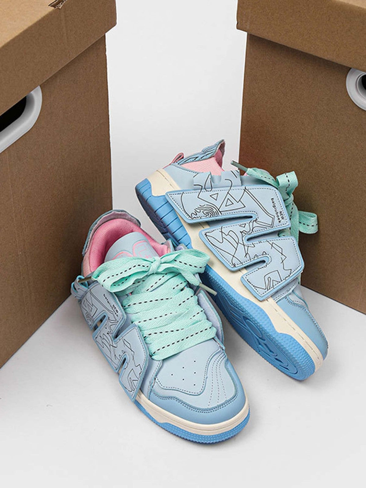 Skate Sneakers mit Buchstaben – Himmelblau, Lifestyle mit Box | XoKool