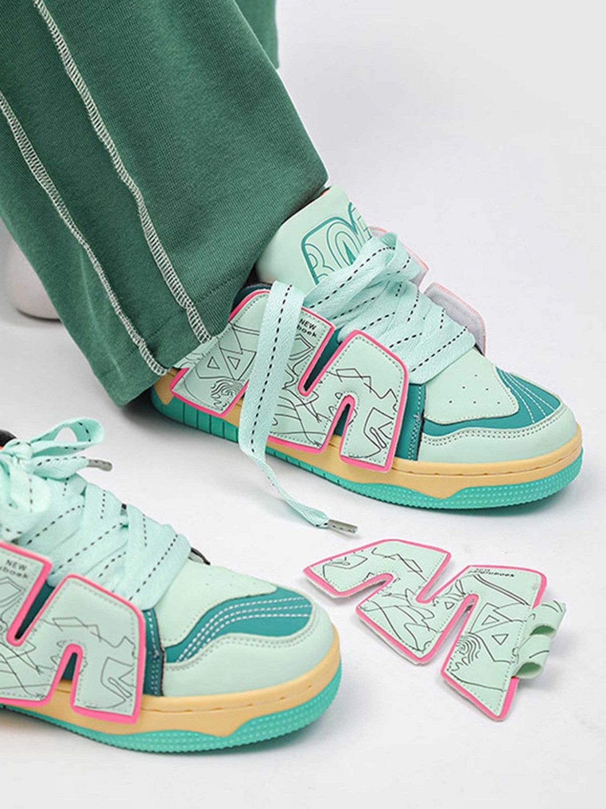 Skate Sneakers mit Buchstaben – Detailansicht | XoKool