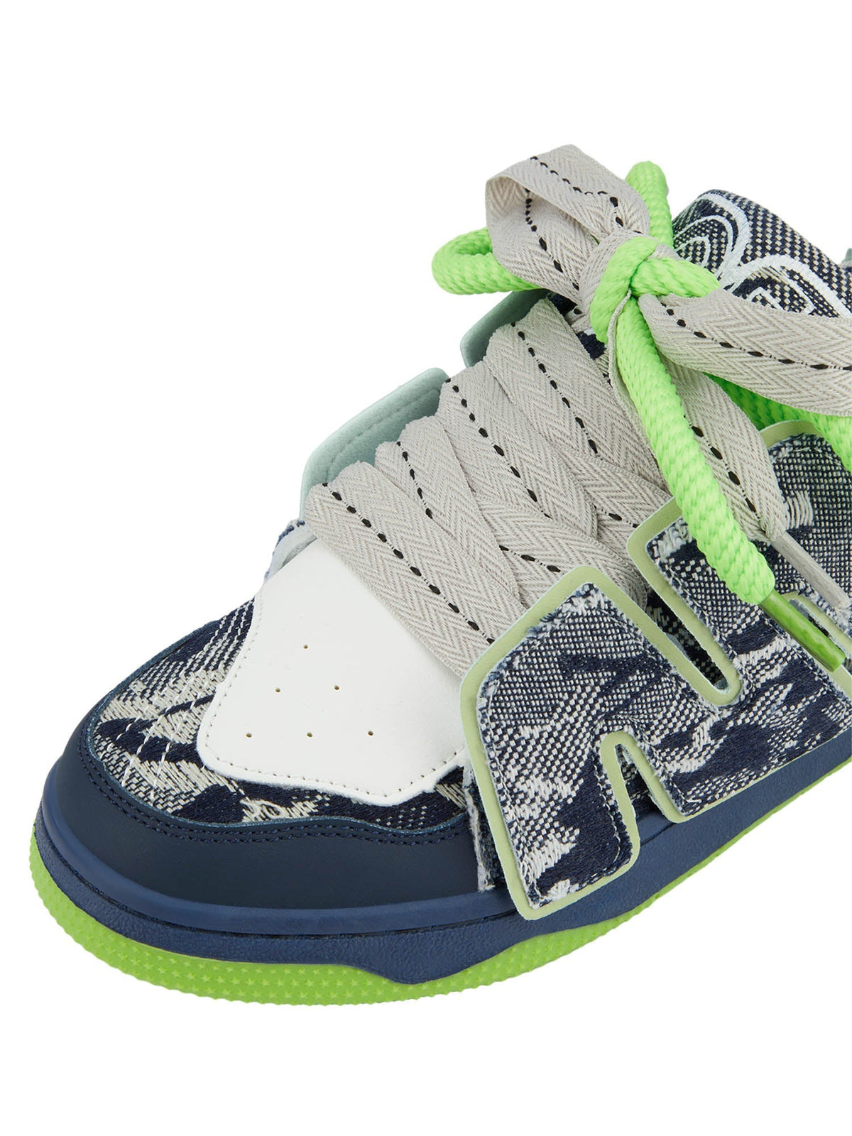 Skate Sneakers mit Buchstaben – Detailansicht | XoKool