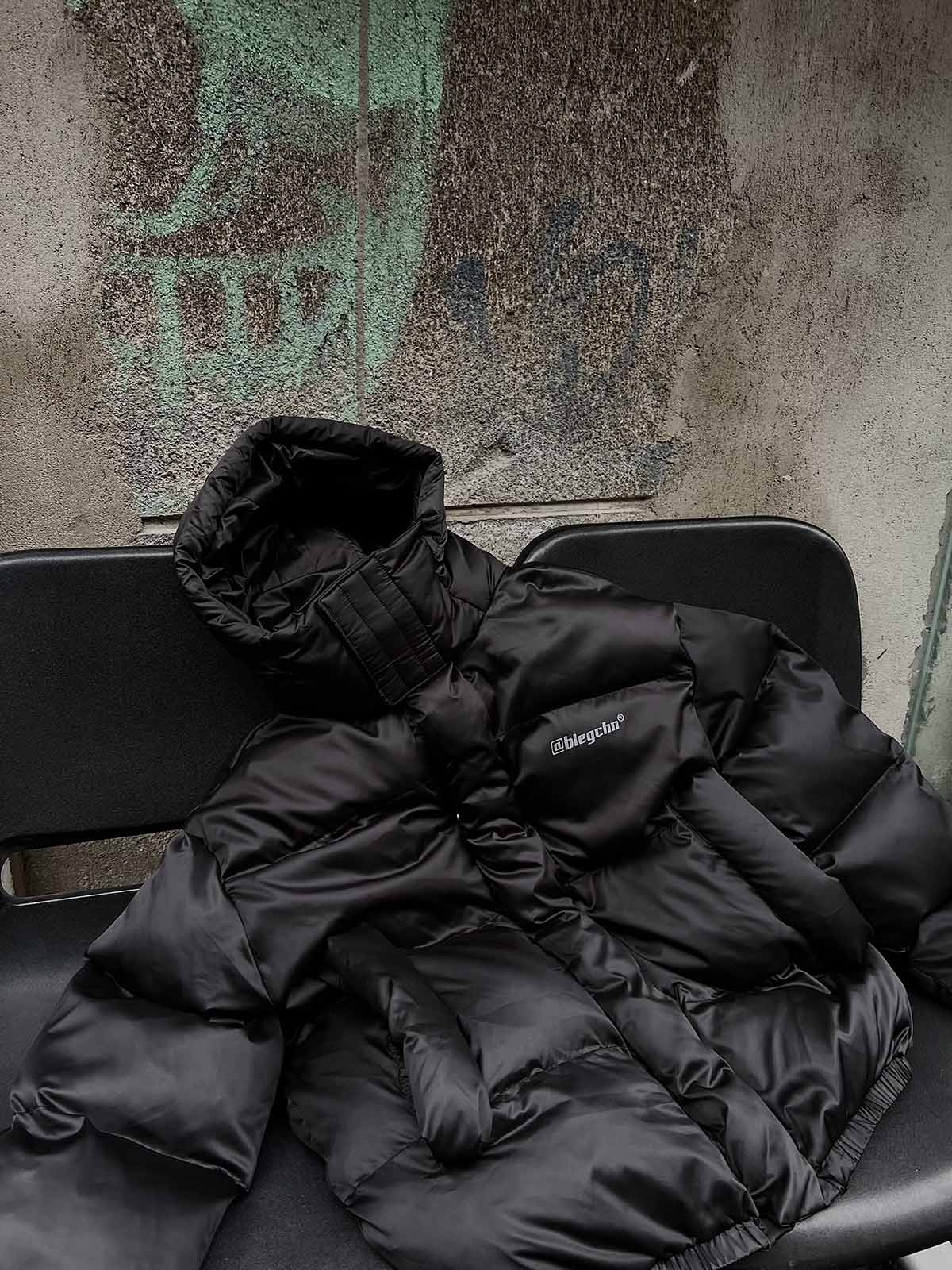 Brave the cold in standout style with the Vintage Print Stand Collar Hooded Puffer Jacket — a lightweight yet insulated layer designed for comfort and personality. Made from water-resistant nylon, this winter essential features a detachable hood, zip-up f
