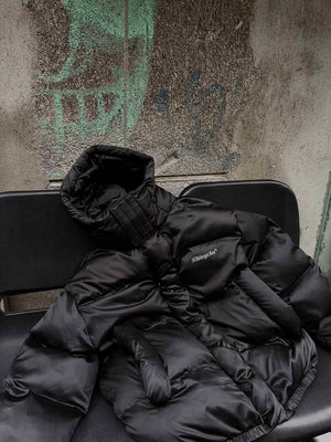 Brave the cold in standout style with the Vintage Print Stand Collar Hooded Puffer Jacket — a lightweight yet insulated layer designed for comfort and personality. Made from water-resistant nylon, this winter essential features a detachable hood, zip-up f