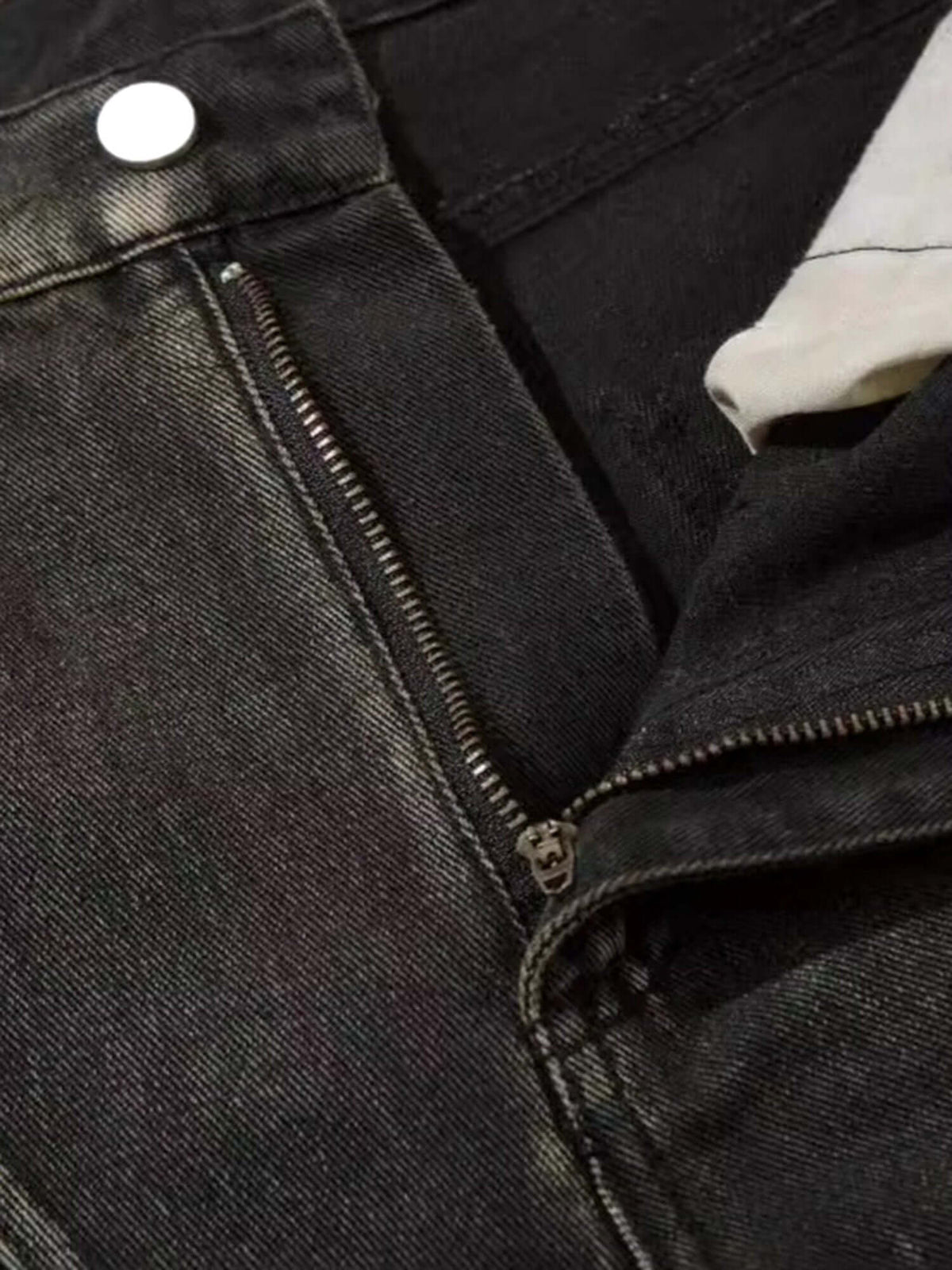 Jeans acampanados (flare) stacked negro lavado con costuras curvas – detalle de la cremallera | XoKool